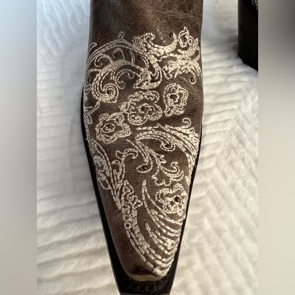 Soto Pre-Owned Great Condition Women’s Size 10.5 Embroidered Leather Boots - Picture 4 of 11